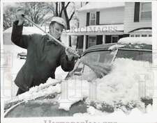 1963 Press Photo William Louis sweeps snow from car in Willoughby, Ohio picture