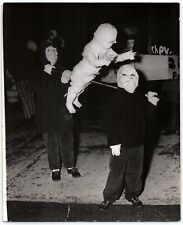 1950s SPOOKY HALLOWEEN CHILDREN PRESS PHOTO KENOSHA EVENING NEWS STRANGE  Z3715 picture