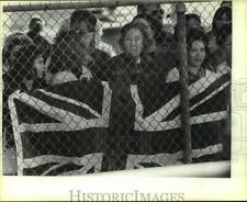1986 Press Photo Veronica Munguia, Cynthia Barton, Others await Prince Charles picture