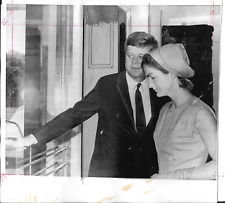 Vintage AP Wirephoto Photo 1961 JOHN F  & JACQUELINE KENNEDY Visit Hospital picture