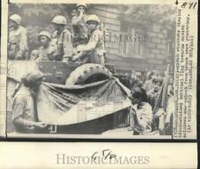1968 Press Photo Czech Students Show Soviet Soldiers Blood-stained Flag, Prague picture