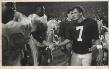 1987 Press Photo Alabama football player shakes hands with Tennessee player. picture