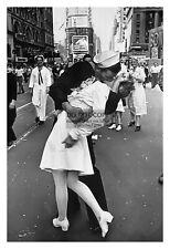 WW2 VICTORY DAY KISS IN TIMES SQUARE NEW YORK 1945 4X6 PHOTO picture