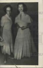 1949 Press Photo Actress Rita Hayworth and Secretary - lrx48041 picture