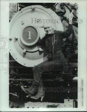 1983 Press Photo California Artist Susanna Dakin on a Amtrak engine in Houston. picture