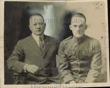 1921 Press Photo War veteran Harry Haley poses with R.P. Dickerson in Missouri picture