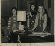 1971 Press Photo Judy Bartlett, Sue Rosenthal, Pam Goslee at Ceramics Show picture