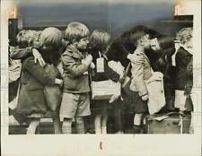 1939 Press Photo Children tagged and carrying gas masks leaving London picture