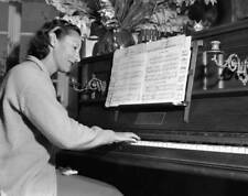 Florence Chadwick Wissant Beach France Playing Piano 1950 Music Old Photo picture