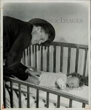 1948 Press Photo Jean Wood changes a baby's diaper on babysitting radio show picture