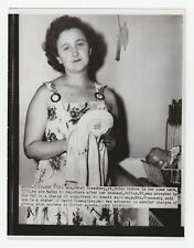 1950 Press Photo Ethel Rosenberg Case Talks to Reporters after Julius Arrested picture