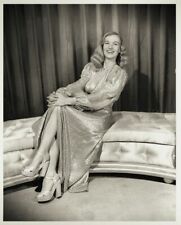 Actress Veronica Lake Wearing a Gold Dress Publicity Picture Photo 4