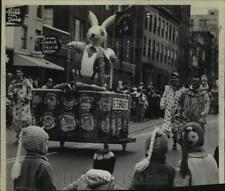 Press Photo Peter Rabbit float with clowns walking behind at Whitney Parade NY picture