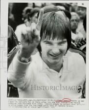 1975 Press Photo Jimmy Connors, tennis player, holds up finger in Las Vegas, NV. picture
