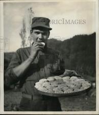 1950 Press Photo U.S. Soldier in North Korea Tastes Baked Biscuits at Encampment picture