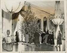 1934 Press Photo White House visitors view the Christmas tree in the East Room picture