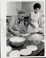 1970 Press Photo Women Make Pastry Crusts at Home Kitchen in Miami - lra78829 picture