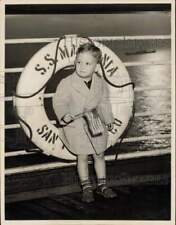 1940 Press Photo Toddler Peter Kent arrives in U.S. aboard Liner Matsonia, CA picture