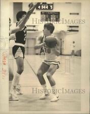 1983 Press Photo Basketball player Wade Jess trying to get around the opponents picture