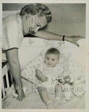 1951 Press Photo Actress Margaret Whiting and Daughter Debbie - kfx30330 picture