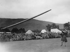 Caber toss at the Highland Gathering in Braemar 6th September 1935 Old Photo picture