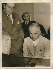 1944 Press Photo Comedian Charles Chaplin booked in Los Angeles, California picture