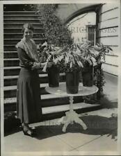 1933 Press Photo Mrs. Franklin D. Roosevelt with Easter Lilies Sent by Sir picture