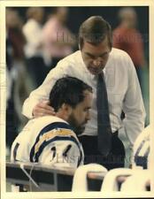 1987 Press Photo Chargers Al Saunders confers with quarterback Dan Fouts picture