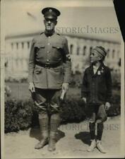 1925 Press Photo Soldier and Child, Story without Words MacDonald Photo picture