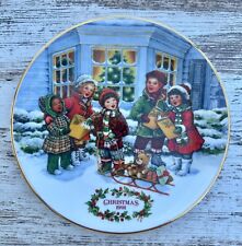 Vintage 1991 Avon Perfect Harmony ￼Christmas Collectors Plate, 22 Karat Gold picture