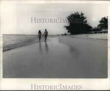 1972 Press Photo Tourists Enjoy Seven Mile Beach at the Cayman Islands picture