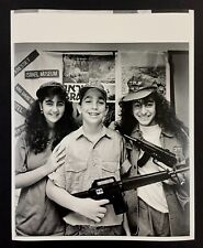 1987 Hebrew Academy Miami FL Worlds Fair Israel Booth Students VTG Press Photo picture