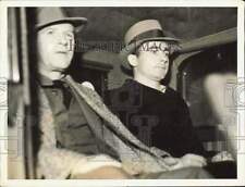 1935 Press Photo Mike Banks escorts Clyde Stevens in police car in San Francisco picture