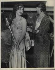 1932 Press Photo Mrs Phyllis Nelson touches up the bareback rider's costume picture