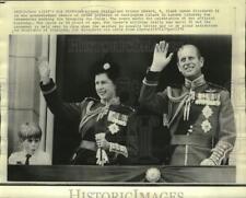 1970 Press Photo British royal family waves to crowd at Buckingham Palace picture