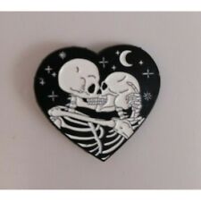 New  Halloween Gothic Kissing Skulls Black Heart 1