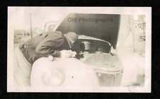 OLD CAR OPEN HOOD MAN WORKING ON ENGINE/MOTOR OLD/VINTAGE PHOTO SNAPSHOT- J933 picture