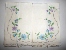 2 VTG 1950s Irish Linen Guest Towels Hand Embroidered Scalloped Floral Unused picture