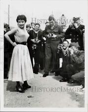 1952 Press Photo Movie Actress Gloria De Haven Visits Soldiers in Cannes, France picture