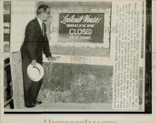 1955 Press Photo Sen. Estes Kefauver outside closed 