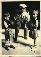1928 Press Photo A man and two boys wear boxing gloves - pis00113 picture