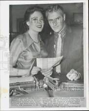 1957 Press Photo Linda Darnell and Merle Robertson with Los Angeles license picture