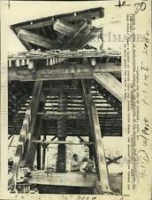 1971 Press Photo Zeph Mathis dumps basket of cotton into the Cotton Screw Press picture
