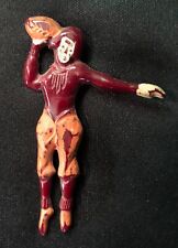 FOOTBALL PLAYER PASSING FOOTBALL CIRCA 1930s PLASTIC JEWELRY PINBACK BADGE. picture