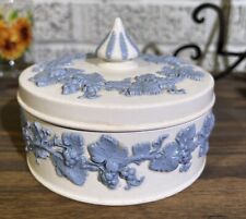 VTG Mid Century Wedgwood Queensware BLUE ON CREAM Vanity Powder Box Trinket picture