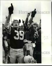 1982 Press Photo David Stanfield and Quarterback Brian Moore Salute Captain picture