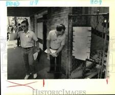 1988 Press Photo Building Inspectors Savage, Odom at Alley by Burned House picture