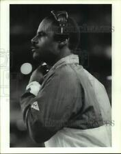 1992 Press Photo Houston Oilers football quarterback Warren Moon sends in plays picture