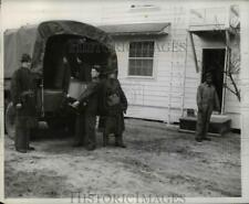 1940 Press Photo Pvt. Steve Make & Sgt. Ray Alberg unload a truck at barracks picture