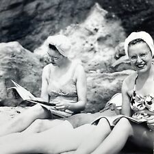 J8 1940's Two Beautiful Women 2 Sunbathing Beauties Beach Artistic Turbans Read picture